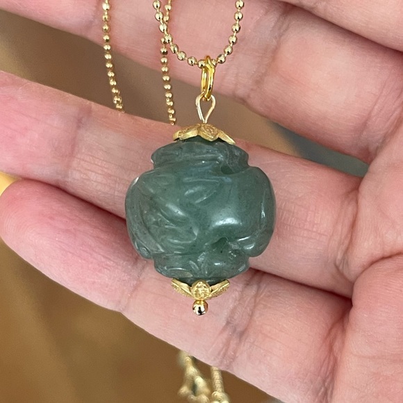 Vintage Jewelry - Carved natural aventurine Chinese pendant & 18K gold plated adjustable chain